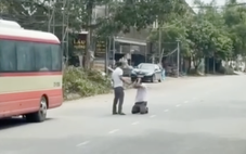 Hành khách bắt tài xế xe buýt quỳ giữa đường và đánh?