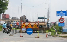 Cầu Bình Phước 1 dựng cầu sắt tạm để ‘thần đèn’ nâng lên 1,25m