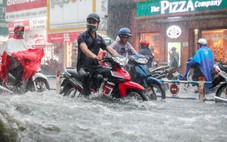 Miền Trung đang mưa và sẽ mưa dầm nhiều ngày, miền Nam chiều nay mưa to