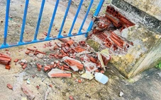 Sét đánh trúng cổng trường ở Quảng Ngãi, may mắn học sinh vừa vào lớp