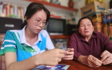 Chuyện đời cảm động của nữ SV: Mẹ tảo tần nuôi con nuôi, con nghỉ học 8 tháng làm thuê chăm mẹ