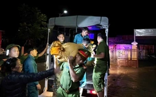 Công an, bộ đội kịp di dời hàng chục người dân nơi có nguy cơ sạt lở đến nơi an toàn trong đêm