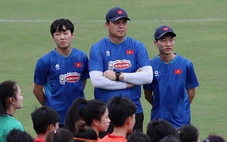 HLV Kim Sang Sik chi viện cho tuyển nữ Việt Nam