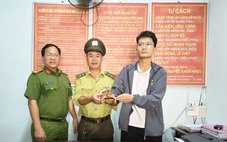 Thấy rùa cực quý ở gần khu trọ, người dân nộp cho công an