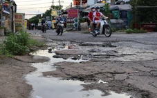 'Ổ gà, ổ voi' bủa vây đường quanh khu đô thị Đại học Quốc gia TP.HCM
