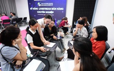 TP.HCM: Tiểu thương thực hành livestream, học 'bí kíp sinh tồn' bán hàng online chuyên nghiệp