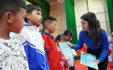 Nước mắt người mẹ nghèo đưa con mắc ung thư nhận học bổng 'Ngăn dòng bỏ học'