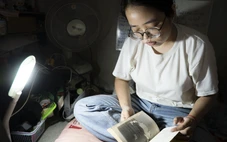 Cha mẹ đi lối riêng, 15 tuổi tự lo học phí và lo thuốc cho bà, làm thêm ngày đêm để vào cao đẳng