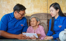 Dân vùng lũ cảm động bật khóc khi nhận tiền hỗ trợ