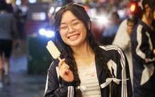 Người Hà Nội lên phố 'trà chanh nhà thờ', ăn kem Tràng Tiền 'chill chill' trong gió lạnh đầu mùa