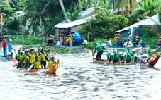 Chạy vỏ lãi xem đua ghe ngo mini ở An Giang