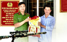 Mang súng giao nộp cho công an, người dân tại TP.HCM bất ngờ được tặng gạo