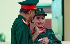 Chi Pu khóc òa ôm chầm lấy bố, khoe gia đình quân nhân trong Sao Nhập Ngũ