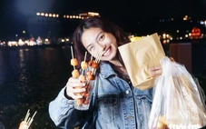 Người Hà Nội lên phố 'trà chanh nhà thờ', ăn kem Tràng Tiền 'chill chill' trong gió lạnh đầu mùa