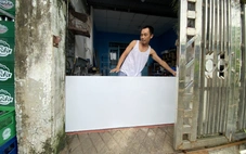 Dân Đà Nẵng dựng 'lô cốt' trước nhà, kê đồ đạc lên cao ứng phó bão Thần Gió