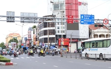 Nhiều người đi xe máy phớt lờ biển cấm rẽ trái, rẽ phải ở trung tâm TP.HCM
