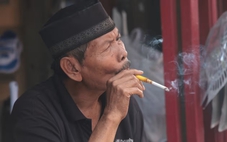 Túi tiền eo hẹp, nhiều người dân Indonesia chuyển sang dùng thuốc lá lậu giá rẻ