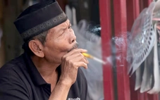 Túi tiền eo hẹp, nhiều người dân Indonesia chuyển sang dùng thuốc lá lậu giá rẻ