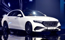 Mercedes-Benz E-Class thêm màn hình ghế phụ gây tranh cãi: Chuyên gia lo, chủ xe khen