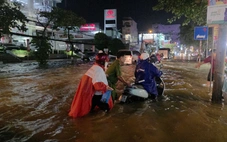 Triều cường dâng cao vượt kỷ lục, nhiều nơi ở TP Cần Thơ chìm trong biển nước