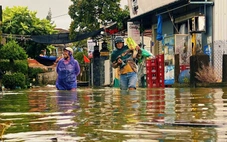 Dân làng ở Huế chật vật trong nước triều sau bão số 12