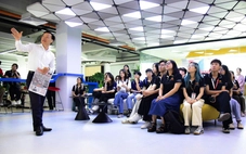 Sinh viên báo chí tìm hiểu bộ quy tắc đạo đức người làm báo tại báo Tuổi Trẻ