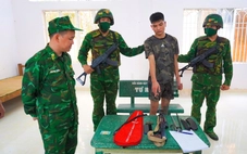 Bắt người giấu súng AK trong túi vợt cầu lông xuất cảnh sang Campuchia