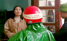 Nữ hiệu phó 'vụ học sinh ngộ độc' mở phòng làm việc khi đang bị đình chỉ, phụ huynh phản ứng dữ dội