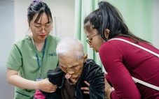 Cụ bà gần 100 tuổi được phẫu thuật sau 30 năm sống cùng khối u chèn ép đường thở