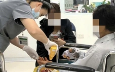 Cho chó béc giê ăn, người phụ nữ bị cắn dập nát bàn tay