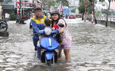 Triều cường TP.HCM dâng cao: những 'rốn ngập' cũ vẫn... ngập như cũ