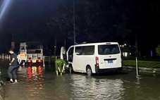 Hai học sinh bị điện giật tử vong, nghi rò rỉ từ điện chiếu sáng công viên khi nước ngập