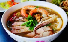 Bún mắm, bún chả, bánh tằm bì bỗng nhiên đông khách bởi xu hướng 'ăn theo...'