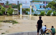 Mưa to, nước lũ ào ạt đổ về, người đi chợ tháo chạy, tiểu thương không kịp trở tay