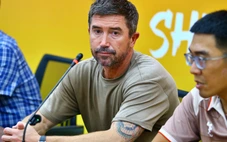 HLV Harry Kewell đã yêu cầu tạm dừng trận đấu để bảo vệ cầu thủ