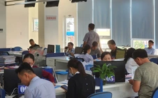 Công chức xã ký chứng thực giấy tờ, dân tiện trăm đường