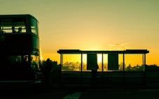 Để người chờ xe buýt được chở che