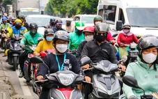 Xe nối đuôi suốt ngày đêm, đường Nguyễn Tất Thành 'oằn mình' vì quá tải