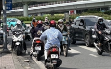 Ngại vòng xa, nhiều người vẫn chọn chạy ngược chiều ở TP.HCM