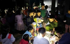 200 người ở nơi có nguy cơ sạt lở được di dời đến trụ sở công an xã và bữa tối ấm tình người
