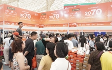 Du khách nườm nượp mua sắm ở Hội chợ Mùa thu, nhiều gian hàng... 'vỡ trận'