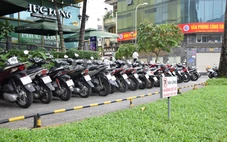 Hiện trạng lấn chiếm vỉa hè trên các con đường bị Sở Xây dựng TP.HCM 'điểm tên'