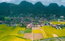 Ngôi làng du lịch tốt nhất thế giới có hàng trăm nhà sàn lợp ngói âm dương cùng quay về một hướng