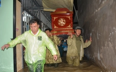 Nửa đêm, chính quyền cùng người dân phụ khiêng quan tài tránh lũ sông Cà Ty