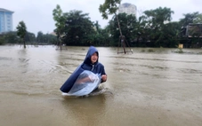 Huế mưa to kinh khủng, có nơi hơn 1.300mm, nhiều đường trung tâm ngập nặng