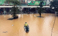 'Rốn lũ' ven sông Vu Gia ngập sâu, di dời dân trong đêm