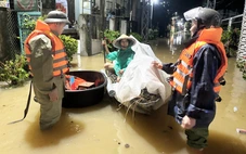 'Rốn lũ' ven sông Vu Gia ngập sâu, di dời dân trong đêm