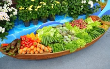 Con thuyền 10.000 hoa bất tử nổi bật tại Hội chợ Mùa thu 2025