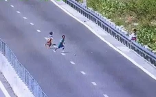 3 thiếu niên đi bộ vào đường cao tốc chặn xe, ném đá 'cho vui'