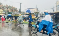 Nhiều khu vực Đồng Tháp mưa to trên 50mm, sạt lở bờ sông sụp 4 căn nhà